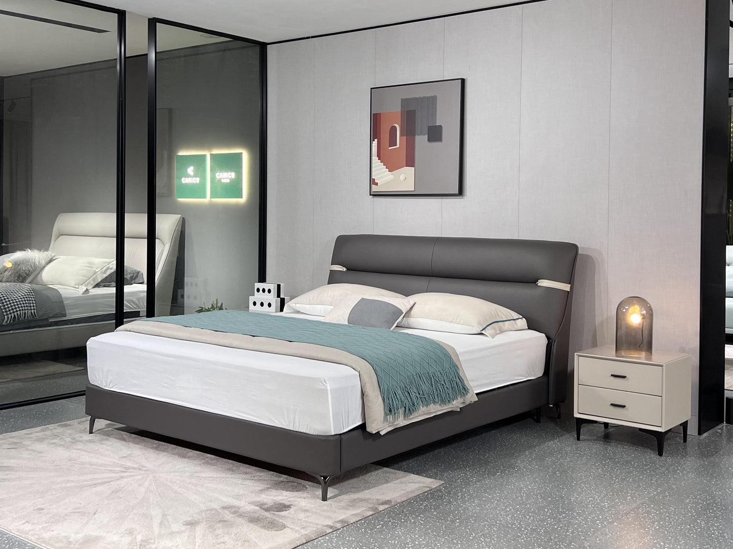 “Cat scratch cloth”, A upholstered bed