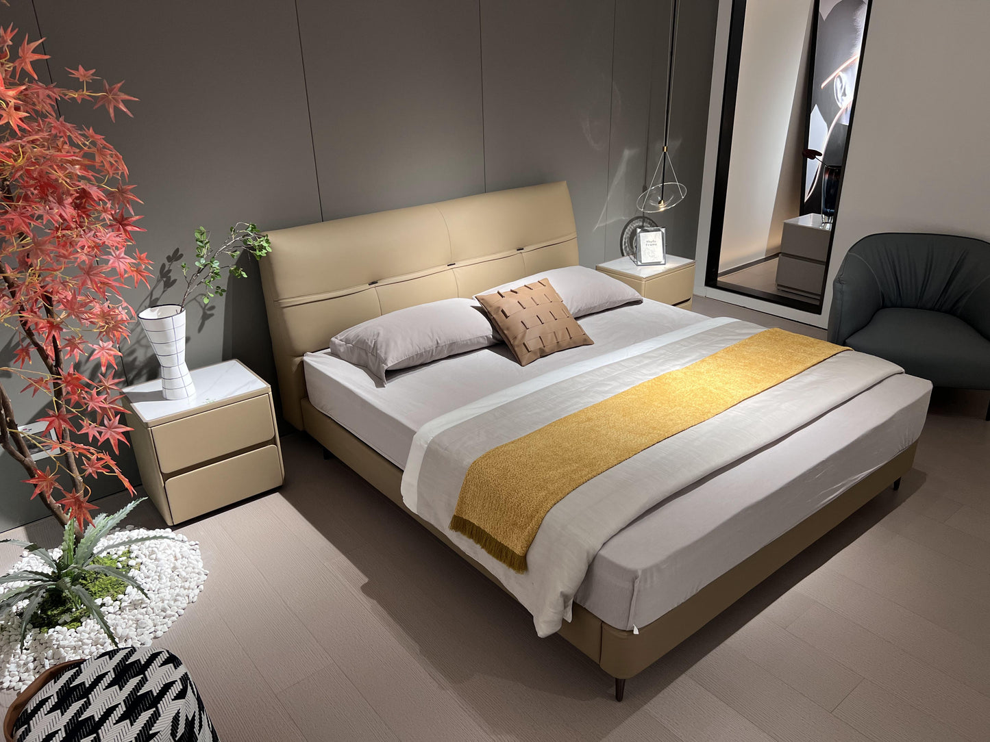 “Cat scratch cloth”, A upholstered bed