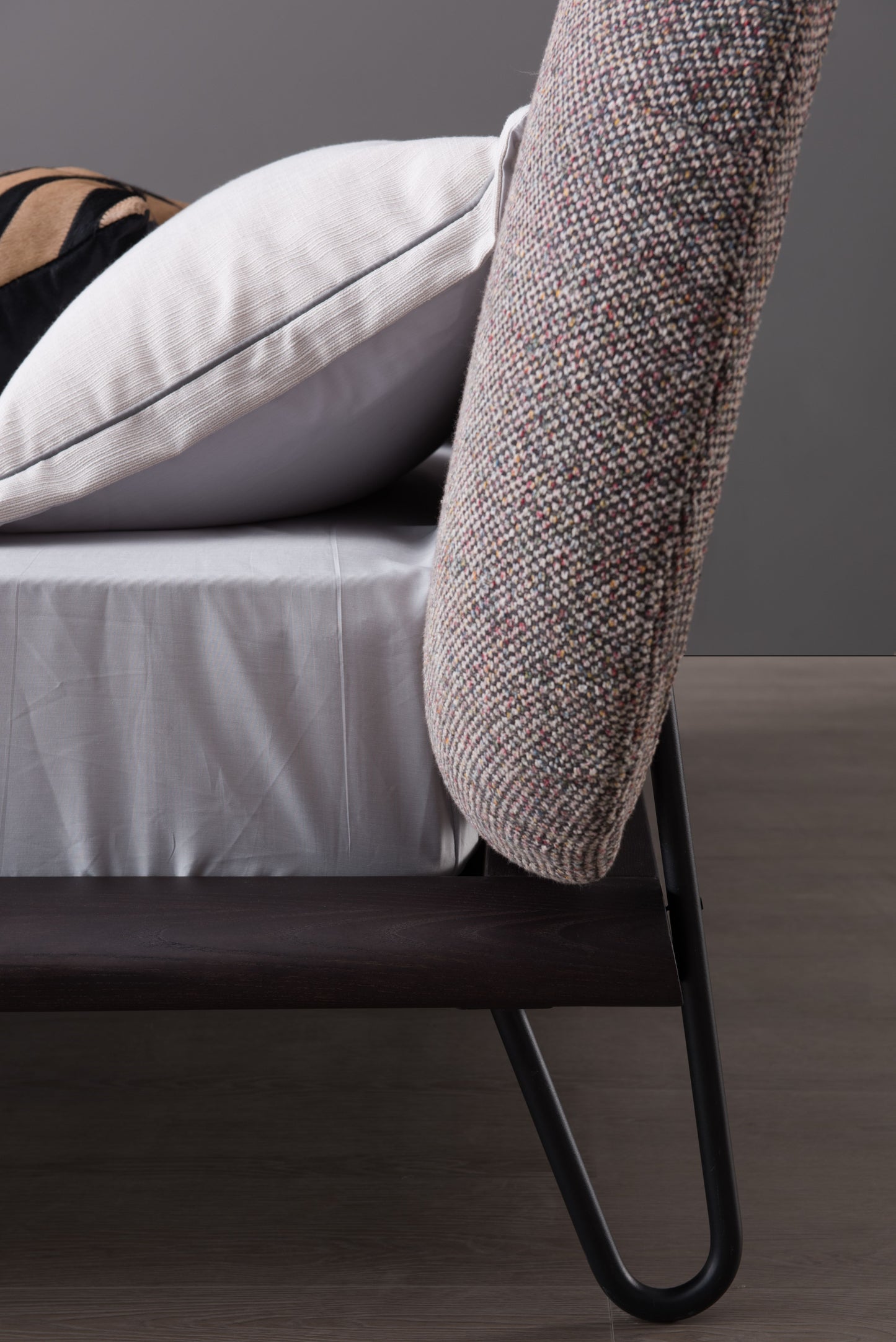 【Video】Fashion minimalist style fabric bed