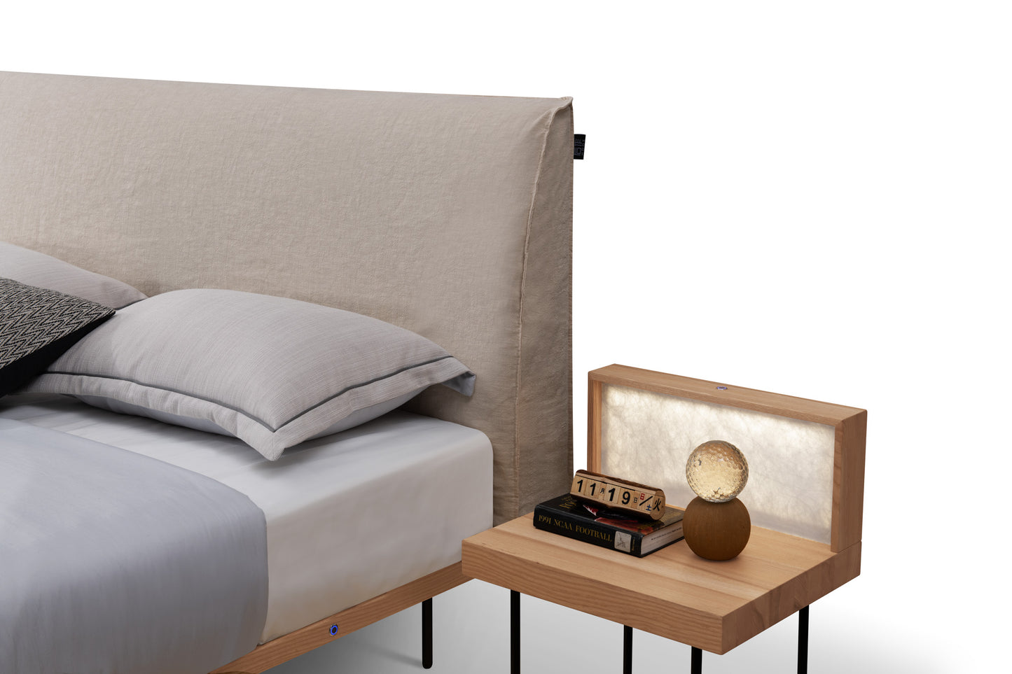 【Video】A minimalist suspended bed