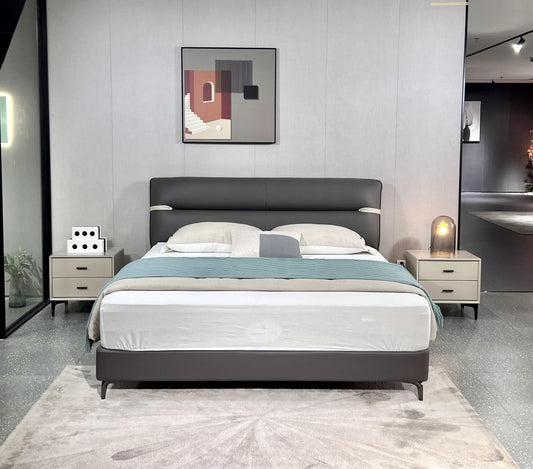 “Cat scratch cloth”, A upholstered bed