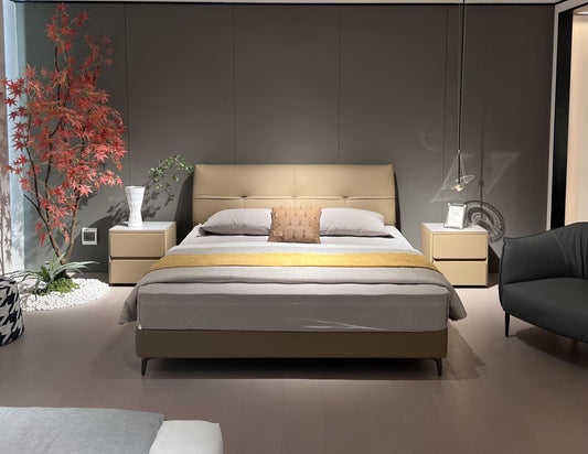 “Cat scratch cloth”, A upholstered bed