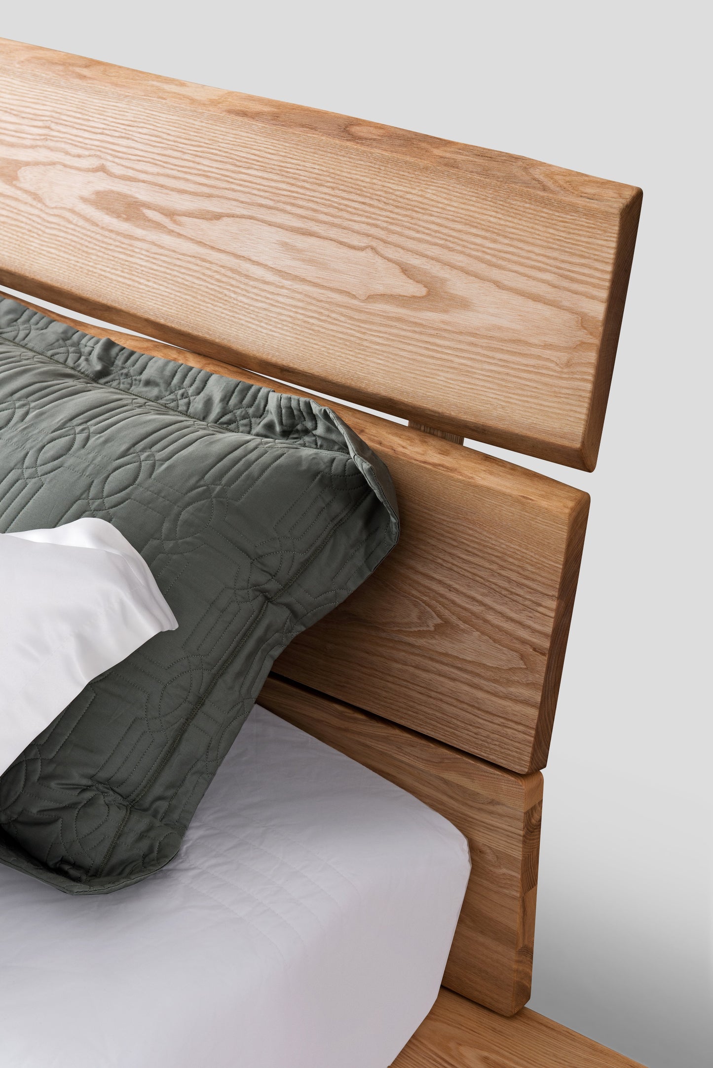 【Video】A bed made of pure solid wood