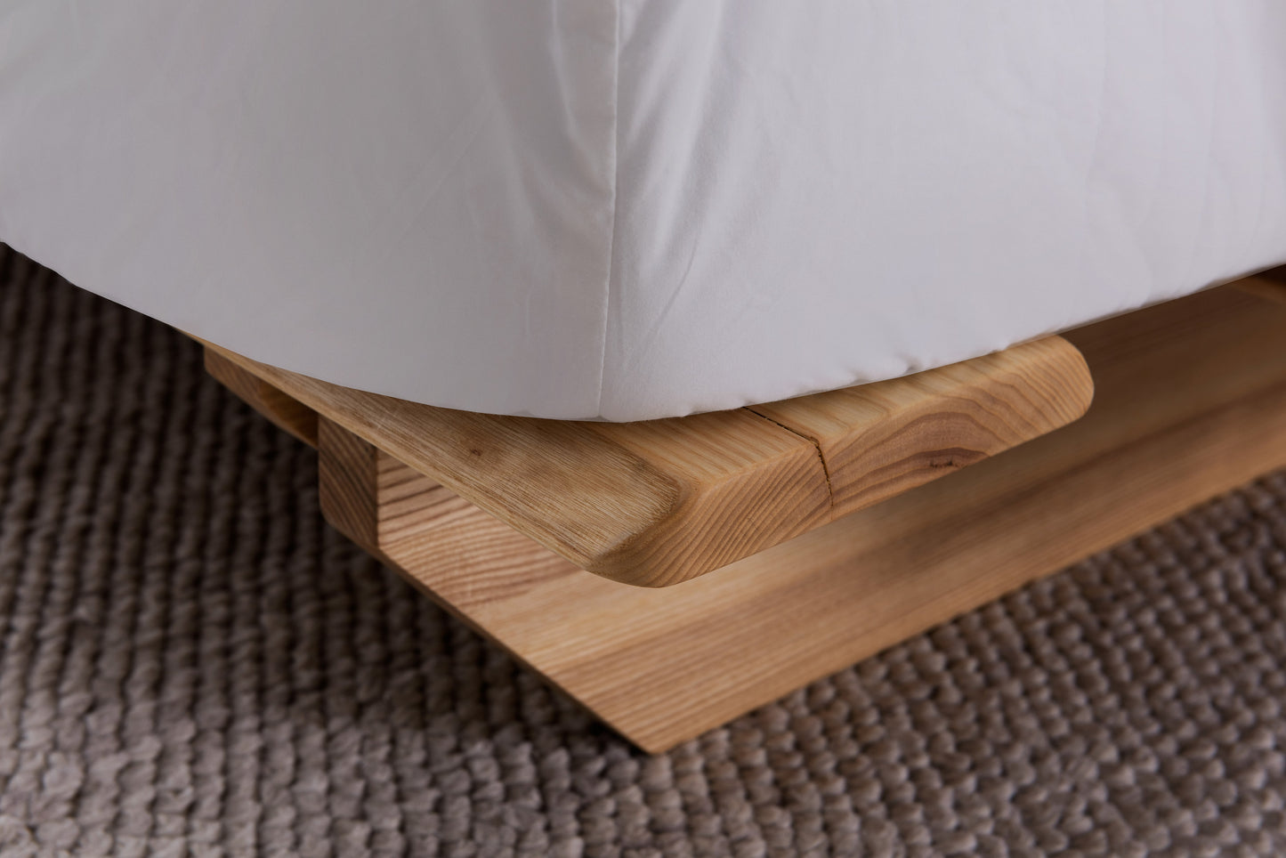 【Video】A bed made of pure solid wood