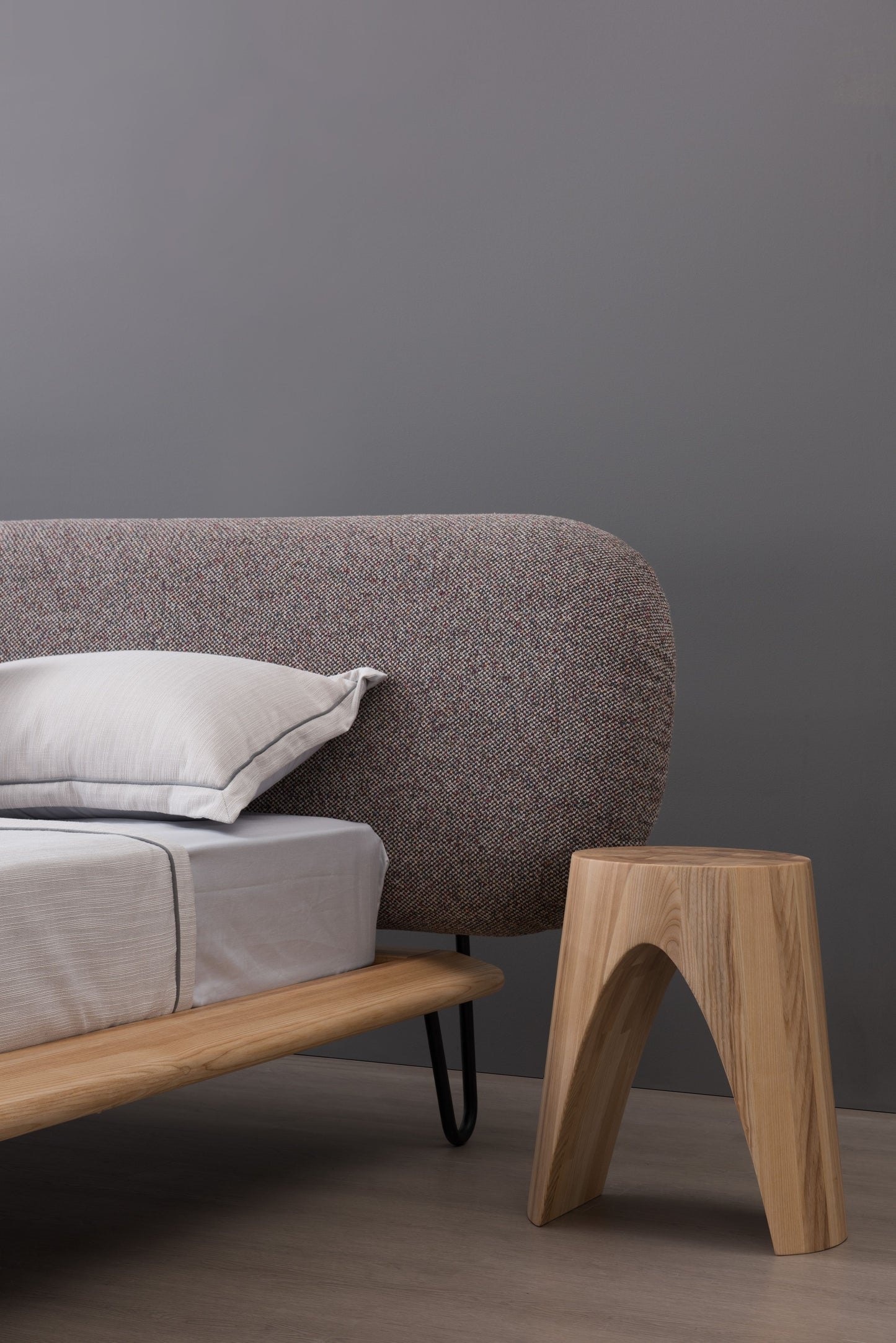 【Video】Fashion minimalist style fabric bed